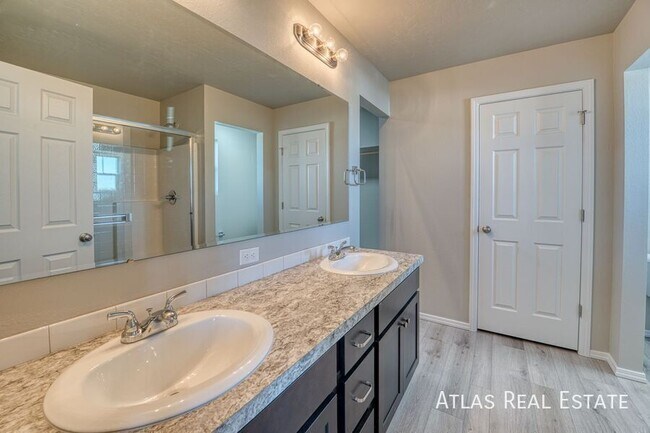 Building Photo - 2711 W Balboa Dr