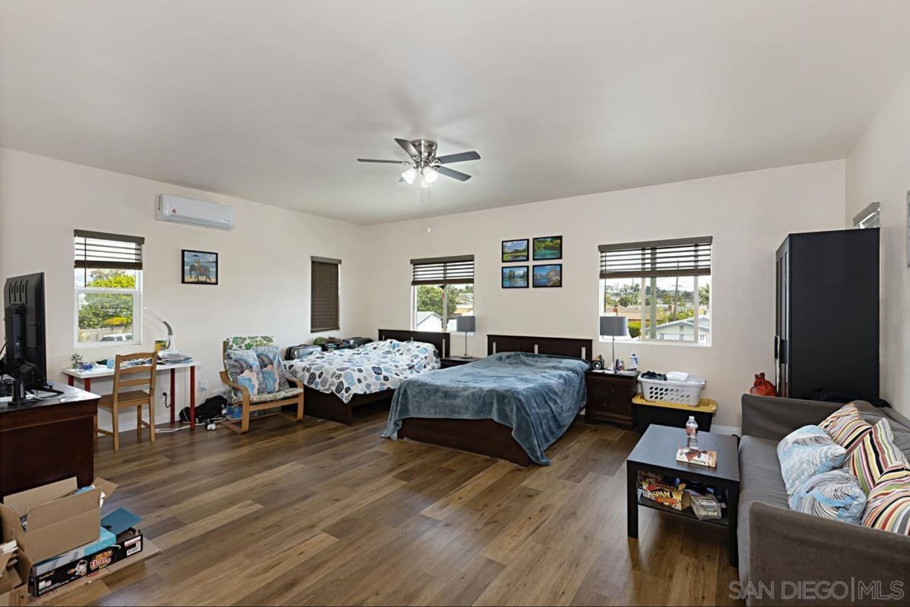 460 sqft room. Large enough for 2 beds, living, dining and office area. Vaulted ceiling. 8 windows. - 3722 Ben St