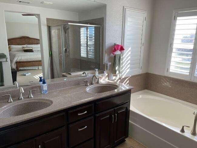 Building Photo - NEWER MODERN HOME BEHIND KAISER VACAVILLE *STAR RENTALS