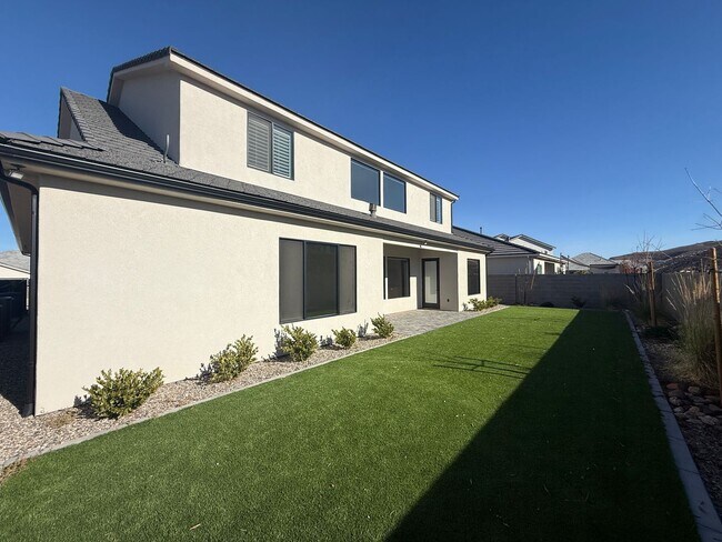 Building Photo - Gorgeous 5 bed 3.5 bath in Desert Canyons