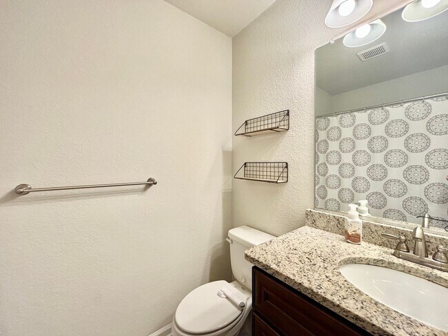Building Photo - Beautiful 4 Bedroom Home In Chesapeake!