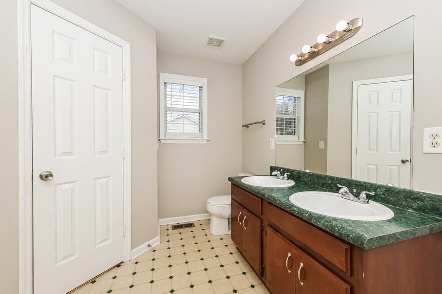 Building Photo - 906 Tal Ln