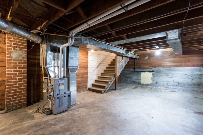 Building Photo - Charming Northeast Portland Duplex