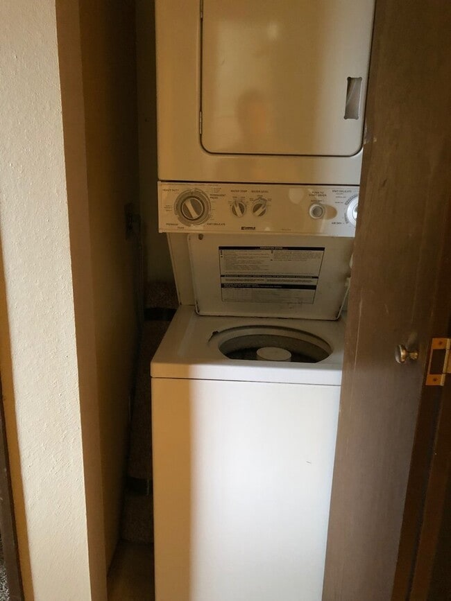 Building Photo - 2 Bedroom 1 Bath Burien Condo 995sf, Firep...