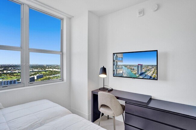 Building Photo - 4010 S Ocean Dr