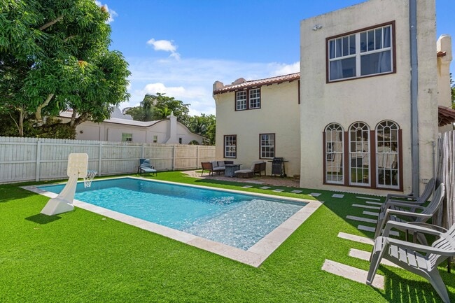 Building Photo - 419 30th St