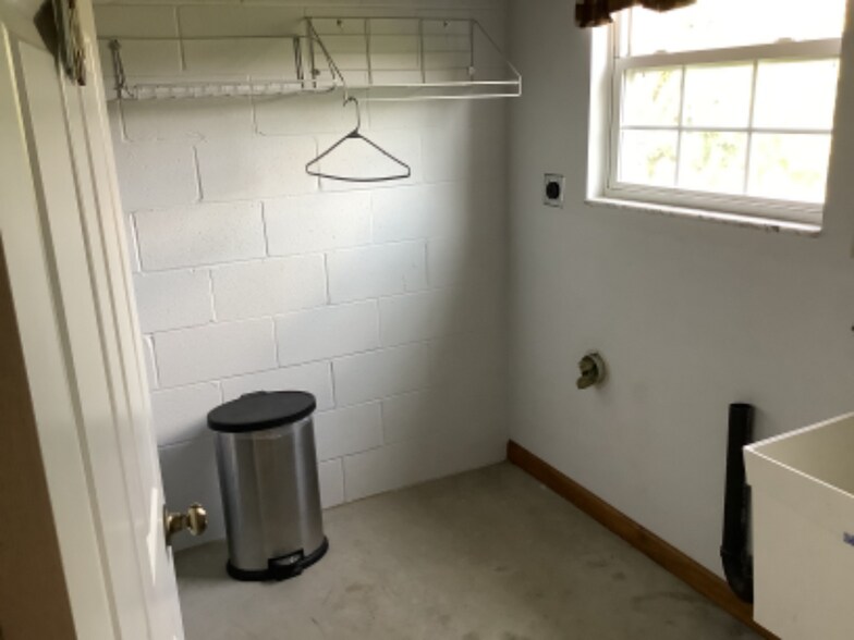 Building Photo - 604 Topper Way