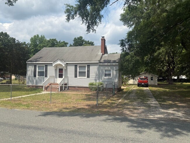 Building Photo - 2-bedroom 1 bathroom Cottage on a large lot with 2 large storage building on site