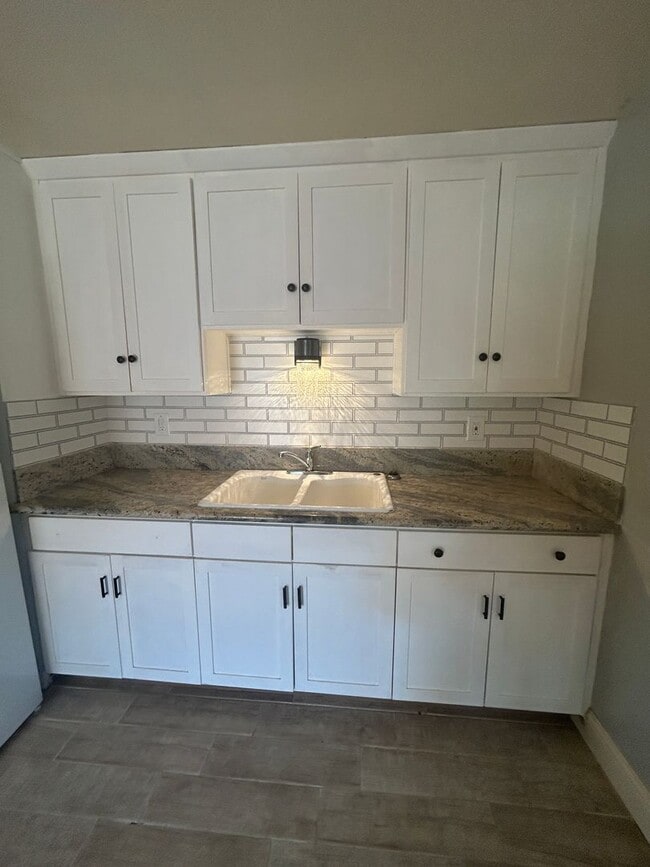 Building Photo - Updated charm and space in this 2 bedroom ...