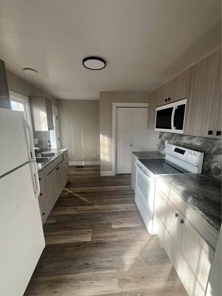 Building Photo - 643 N 2400 E