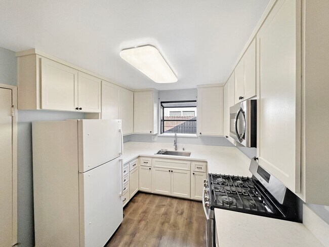 Building Photo - Stunning 3BD/1.5 BA W/ Attached Garage & P...