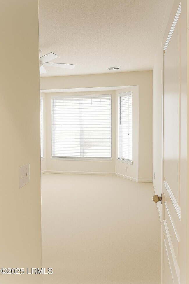 Building Photo - 10 Nightingale Ln