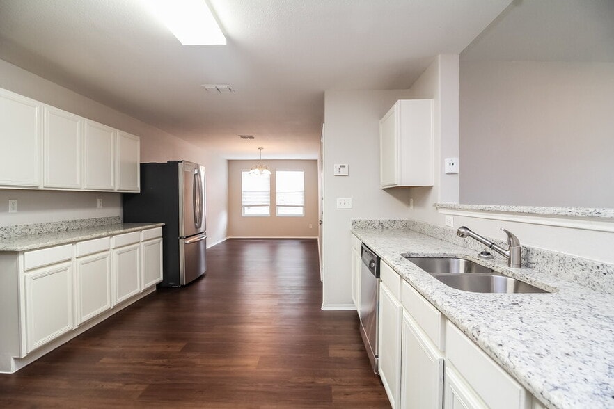 Building Photo - 1914 Palma Pita St