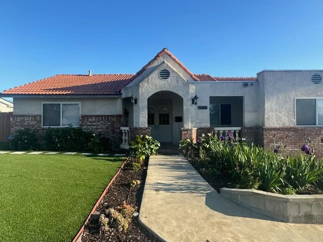 Building Photo - 4 Bedroom Home