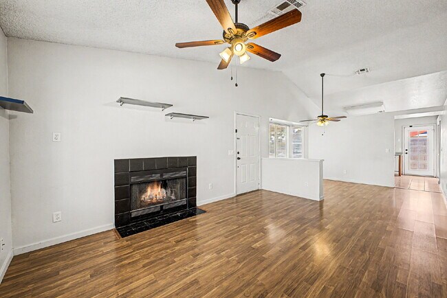 Building Photo - Welcome home to this charming 2-bedroom, 2-bath residence in the heart of Chandler!