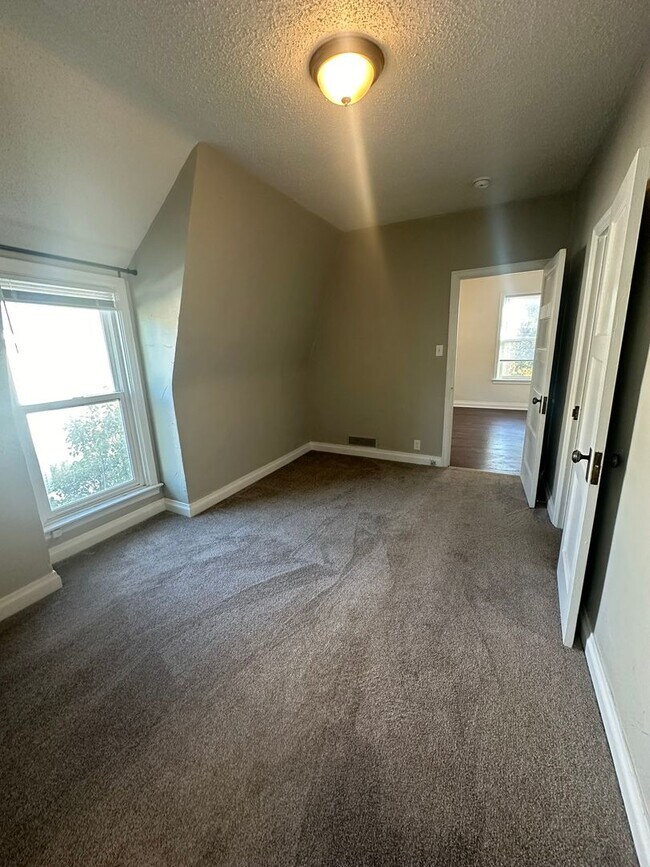 Building Photo - 113 N 6th St