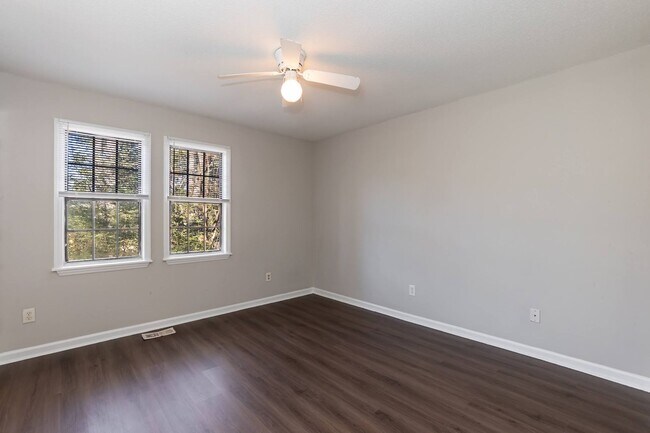 Building Photo - Two Bedroom Home!