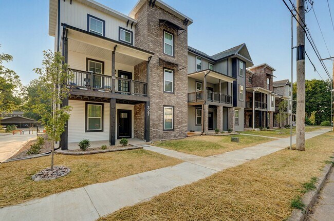 Building Photo - 307 S Florence Ave