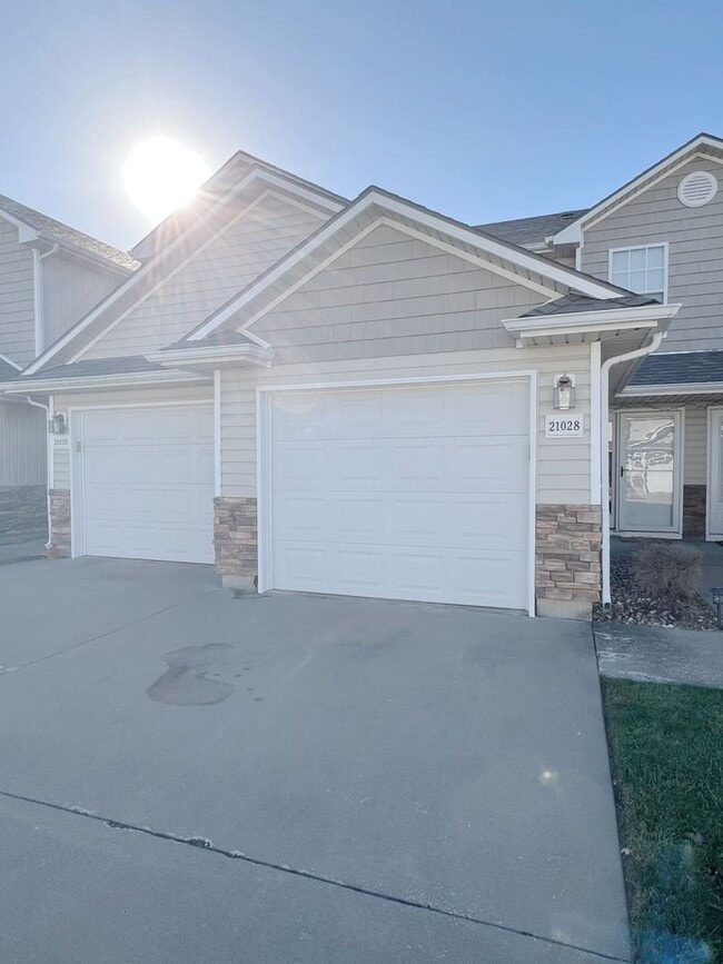 Building Photo - SEE IT NOW: Spacious 2-Bedroom Townhome with Modern Finishes and Garage!