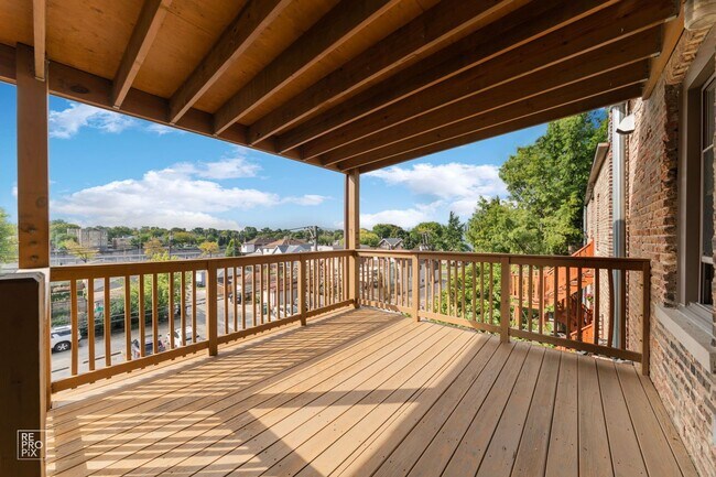 Building Photo - 2-Bedroom Gem in Oak Park Historic District