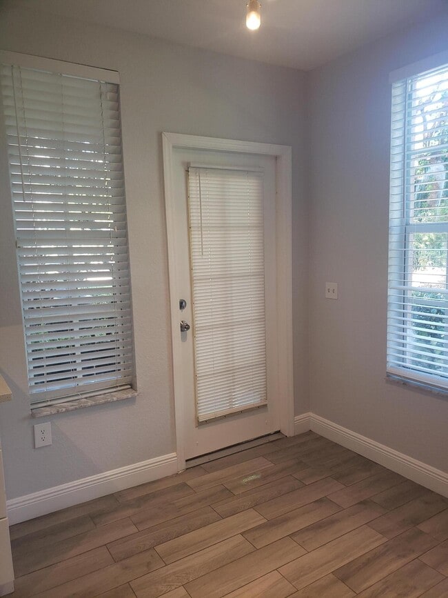Building Photo - 909 Belmont Pl