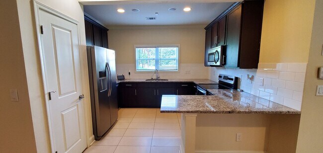 Building Photo - Preleasing for Fall 2026 - 4 Bedroom 4 Bat...