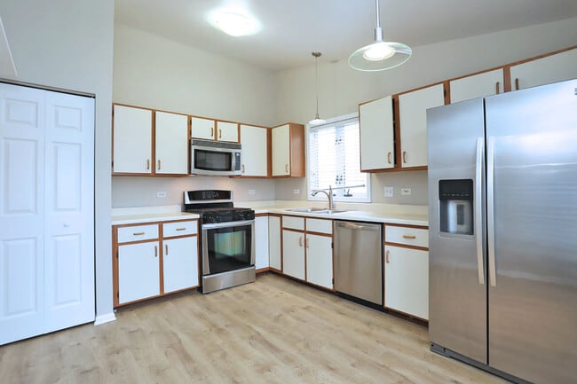 Building Photo - 573 W Parkside Dr