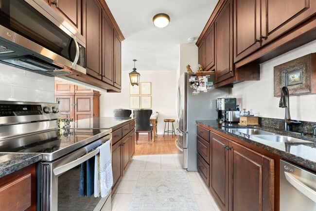 Building Photo - Charming, Step-Less 2 bedroom home with Private Patio Near Lake Lanier