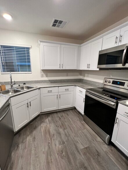 Building Photo - 12185 Scarlet Ember Rd