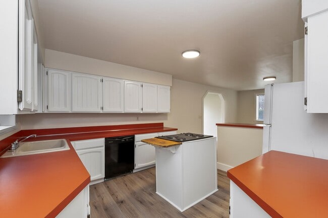 Building Photo - 3 Bedroom 1 Bathroom home in the North End