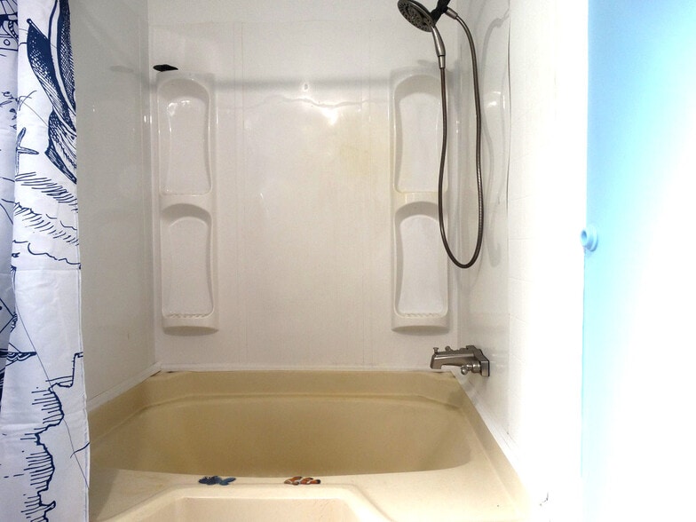 Master bath featuring garden tub - 118 W Rogers St