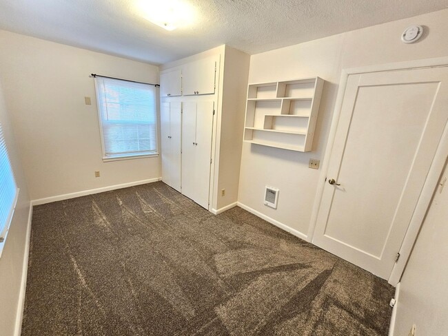 Building Photo - 2 Bedroom, 1 Bath House in Oregon City