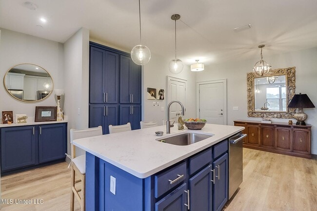 Building Photo - 2 Bed 2 Bath Condo - Open Concept at the I...