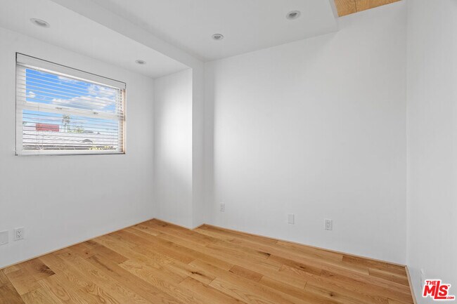 Building Photo - 1130 5th Ave