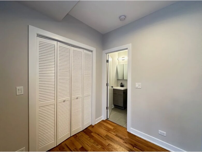 Building Photo - 655 W Wrightwood Ave