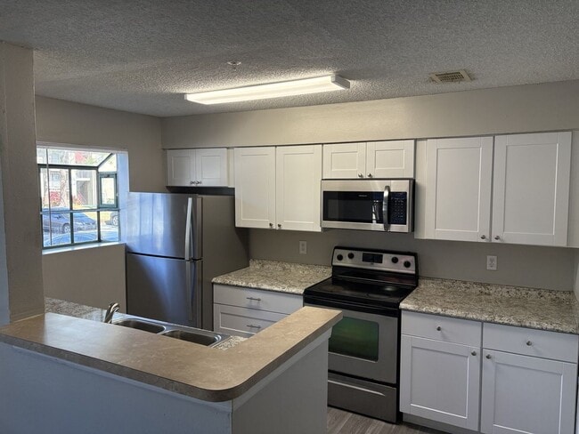 Building Photo - 1st floor unit with fire place and large patio