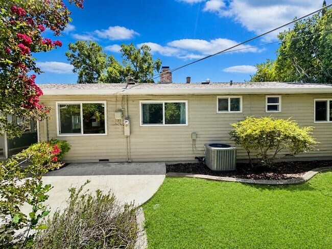Building Photo - Bright & Spacious 3-Bedroom Home with Expansive Yard in Sacramento