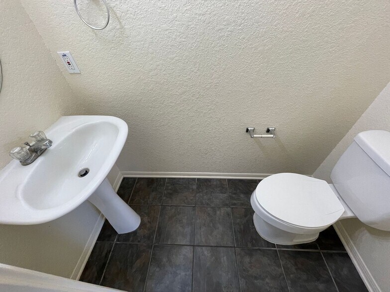 Building Photo - 1607 Dugger Cir