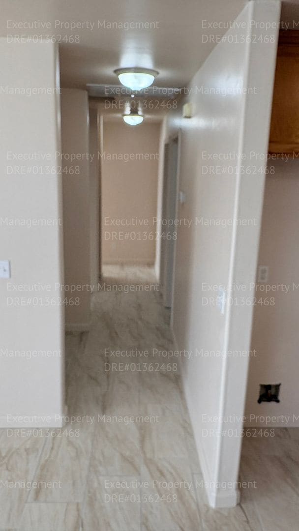 Building Photo - 3 bedroom/ 2 bathroom apartment