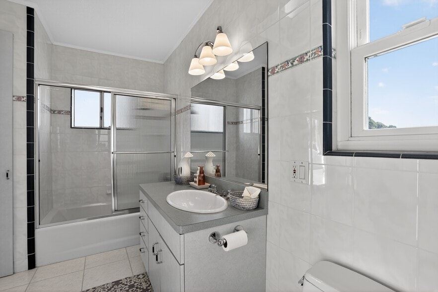 Upper level guest bedroom bathroom - 60 Goleta Ave