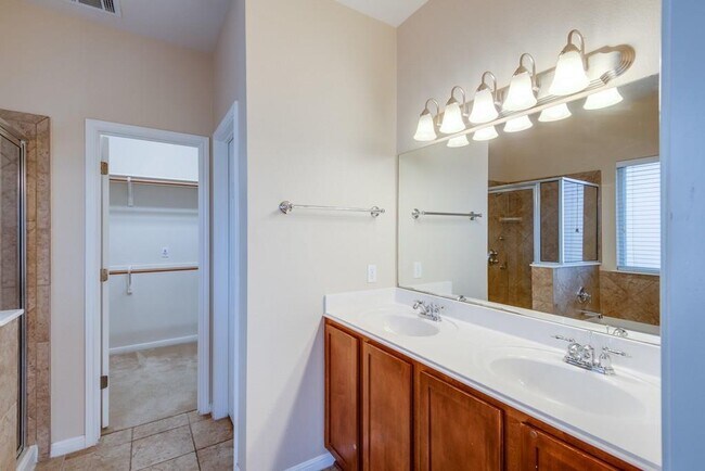 Building Photo - 14821 Fernhill Dr
