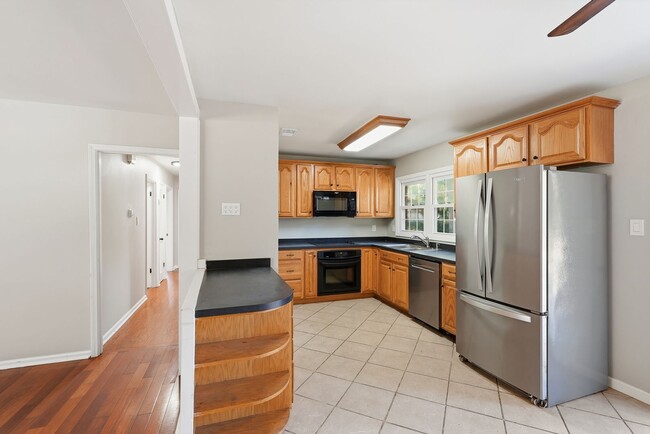 Building Photo - Ranch Home on Wilmington Island For Lease!