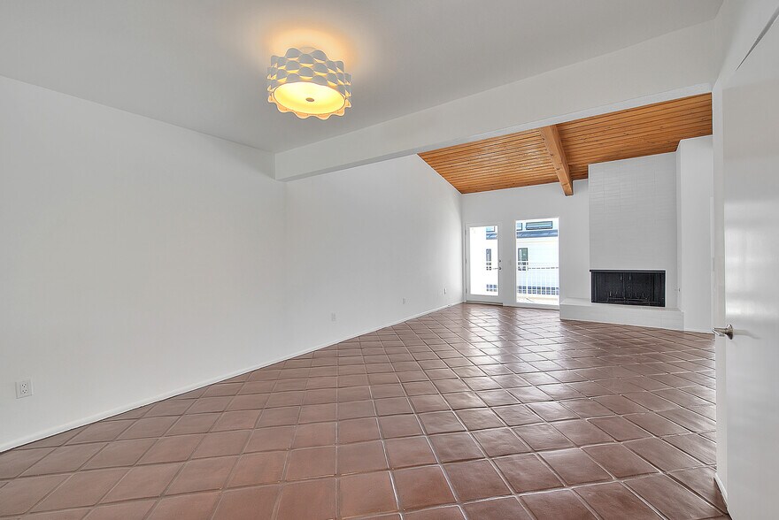 Building Photo - 310 Bayview Dr
