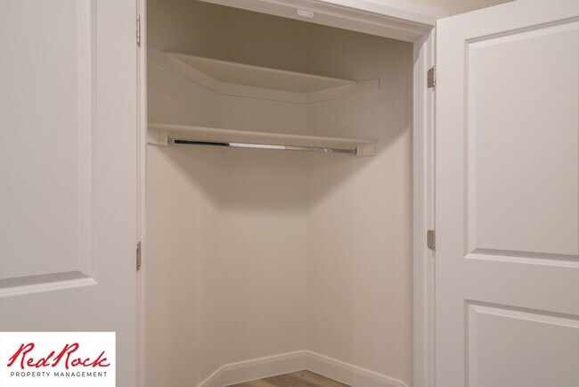 Building Photo - Modern Townhome in Desirable Hurricane Hei...
