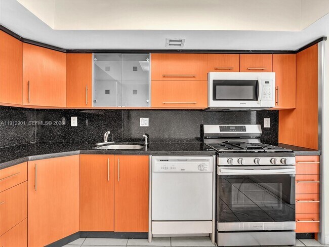 Building Photo - 2030 S Ocean Dr