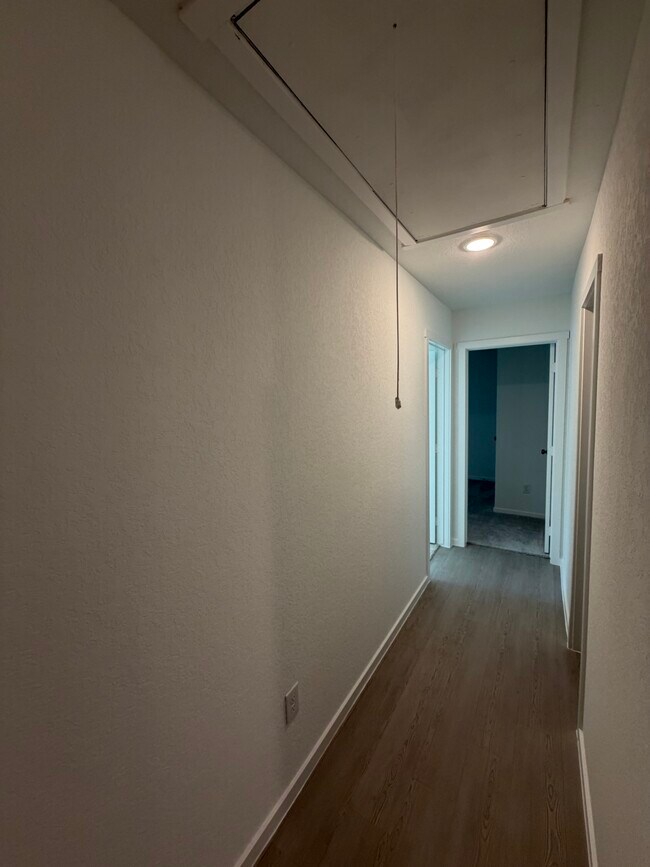 Building Photo - 563 River Run Wy