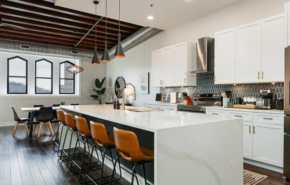 Building Photo - 122 College St