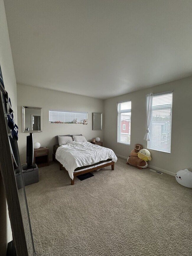 Building Photo - Warm, Welcoming 5BR Home Near Alderwood Mall
