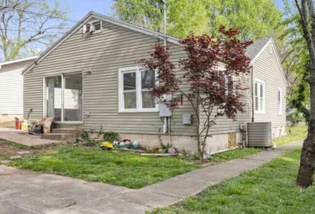 Building Photo - 3 Bedroom | 1 Bathroom | 1 Car Detached Ga...