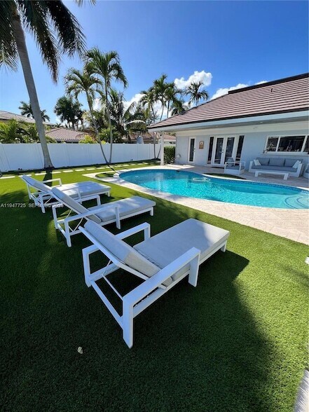 Building Photo - 5510 Bayview Dr